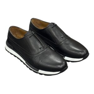 Sneaker noir mate avec laçage fermé